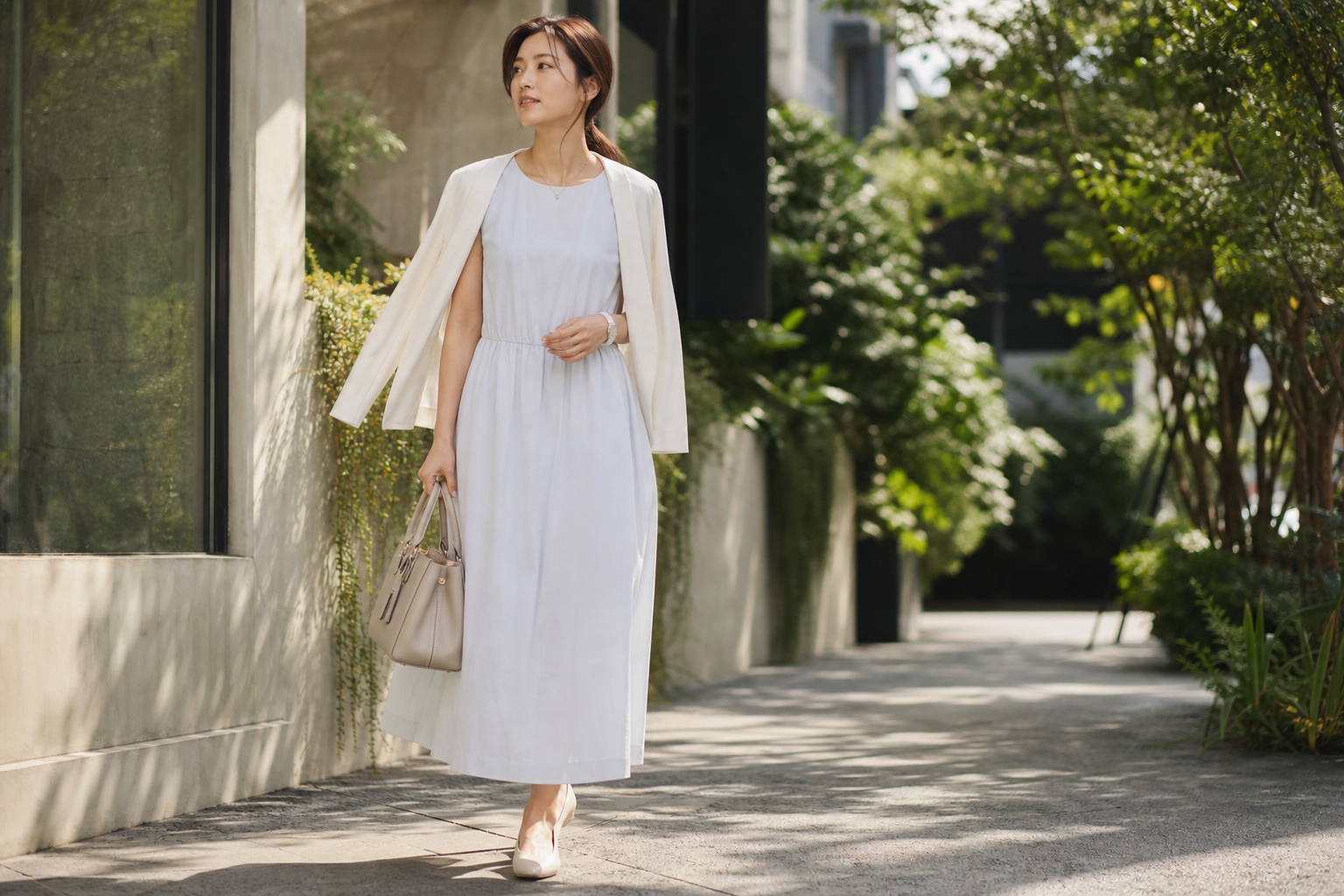 夏日洋裝一件就出門！上班、約會、出遊3種場合的「配件切換術」讓同一件衣服穿出不同風格