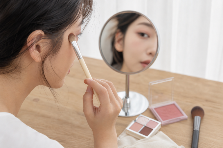腮紅當眼影真的可以？淡顏妝「一色帶全臉」的正確用法與常見失誤