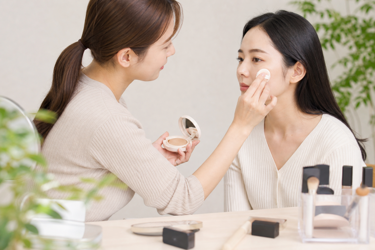 底妝上到臉緣就顯假？韓妞「由內而外遞減法」讓粉底自然融入膚色的關鍵手勢