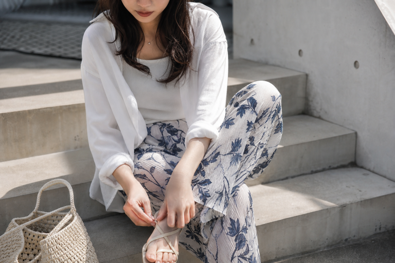 印花褲×白上衣為什麼今夏最顯瘦？碎花、格紋、動物紋的「視覺重心」穿搭邏輯完整解析