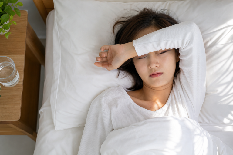 長期睡眠不足的人臉部哪裡最先「洩漏年齡」？整形外科醫師點出三個最快速老化的部位