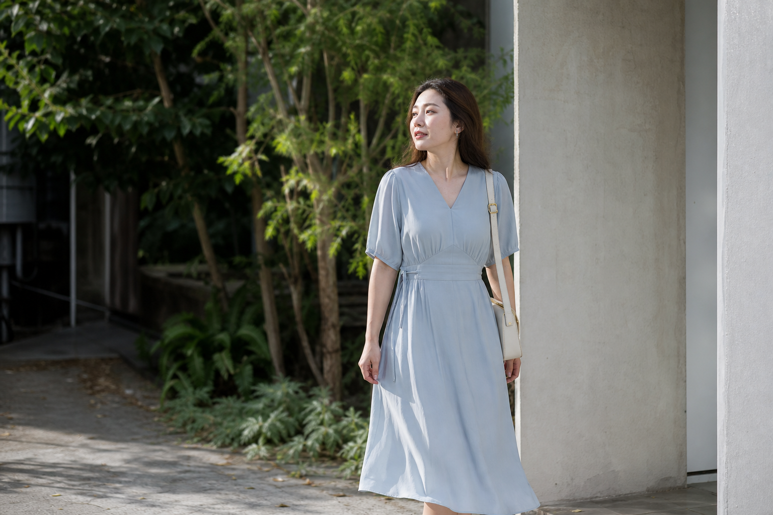 微胖體型穿洋裝怎麼不顯腫？從袖型到裙擺，4個「視覺分散」細節讓一件式穿出纖細輪廓