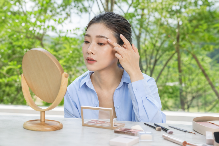 韓妝「眼影暈染範圍」畫太小是新手通病？彩妝師用手指寬度教你抓出眼窩正確深度