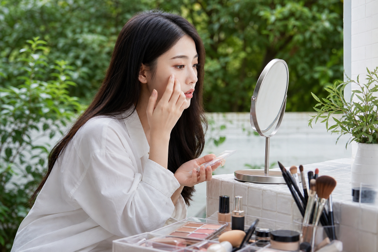 韓系仿妝畫到最後「卸妝才發現整體色調偏錯」？彩妝師教你在打底前用這個方法確認底色方向，省掉重畫的時間