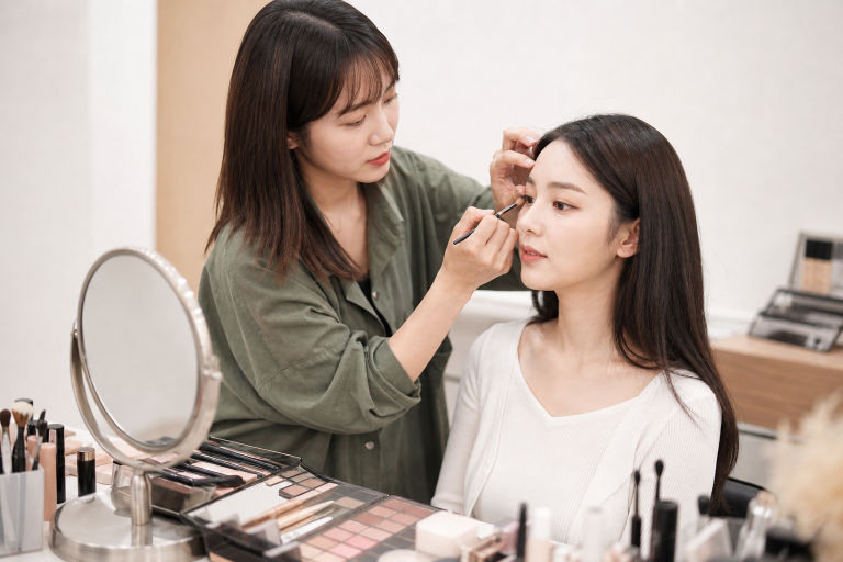 K-pop女團妝容為什麼在台灣複製總是「差一點」？從底妝質地到眼型修飾，韓妝師拆解最常被忽略的關鍵細節