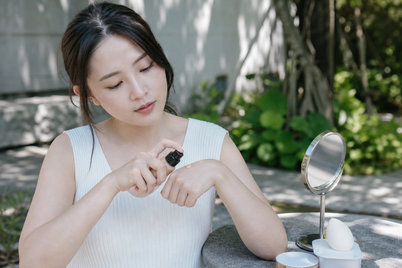 韓妝「粉底液用量」你每次都在猜？彩妝師用硬幣大小教你抓出剛好的量感基準