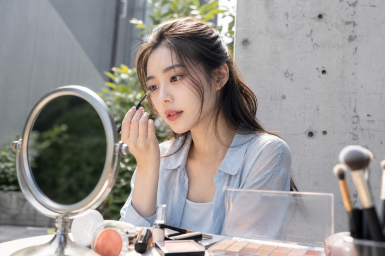 韓系仿妝畫完「整體看起來很用力」？彩妝師說妝感過度精準反而失去女團感，刻意「不完成」這幾個細節才對