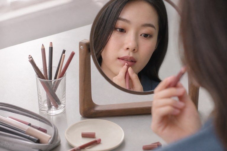 韓妝「唇線筆」用了反而更假？輪廓感與自然感的取捨關鍵在於下筆範圍，不是顏色深淺