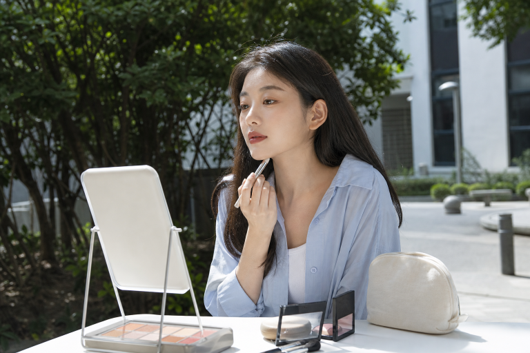 韓系仿妝畫完「下巴線條整個鬆掉」？彩妝師說面積最小的提亮位置決定輪廓緊實感，從這裡補光才有效