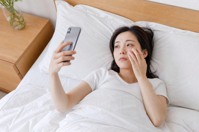 熬夜後「免疫力下降」為什麼會讓皮膚第一個中招？感染科醫師解析白血球與肌膚屏障的夜間連動關係