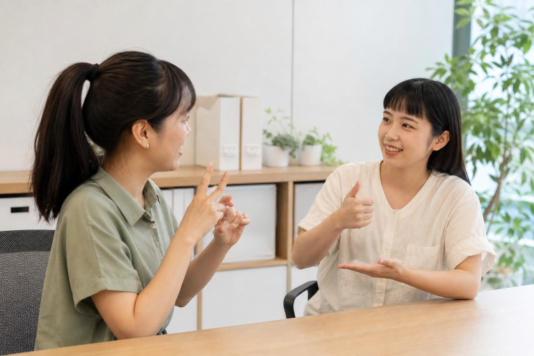 韓流idol都在學的「韓國手語打招呼」：當粉絲在演唱會現場用手語應援，這股無聲革命如何在台灣聽障社群掀起漣漪