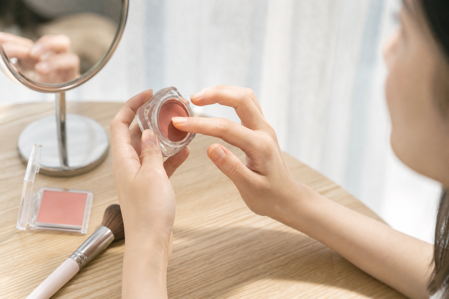 韓妞「腮紅霜疊腮紅粉」到底有沒有差？兩種質地疊用的順序與比例讓氣色感差很多