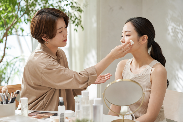 韓系仿妝「素顏底做完反而更顯瑕疵」？彩妝師說問題在保濕劑殘留量影響後續服貼，上妝前這個確認動作才是真正的底妝前置
