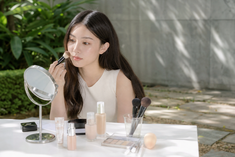 韓妝「提亮液加進粉底液」真的能讓底妝更水光？混合比例與質地相容性決定成敗