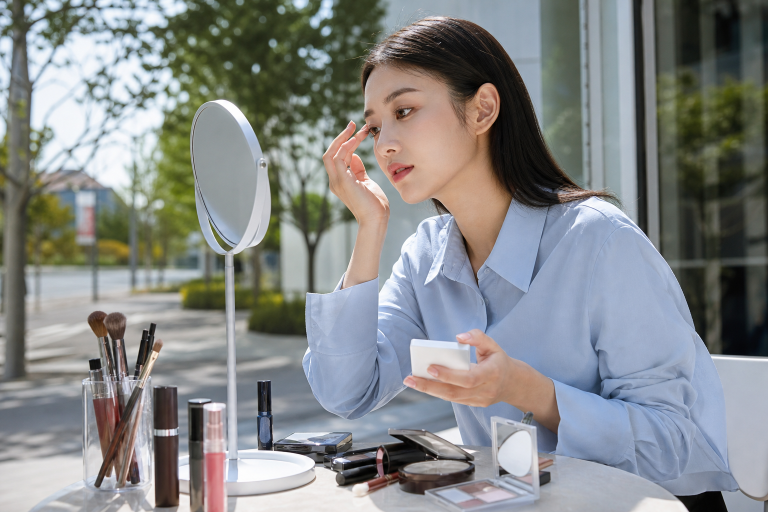 韓妝「晚上照鏡子好看，白天照到就崩潰」？光源差異影響妝感的補救邏輯彩妝師都這樣處理