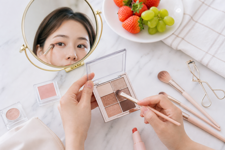 韓妝「眼影暈染方向」你一直往上刷？彩妝師用眼形角度說明不同眼距該往哪個方向推才對